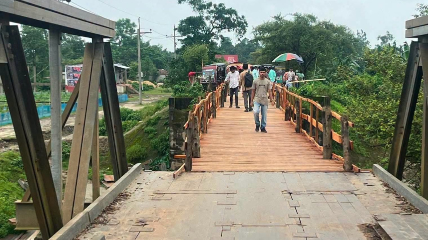  শনিবার কাঠের সেতুটি উদ্বোধন করা হয়। ছবি: স্টার