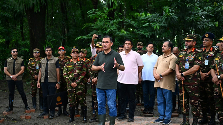 সেনাবাহিনীর গ্রীষ্মকালীন প্রশিক্ষণ মহড়া পরিদর্শনকালে কথা বলেন প্রধানমন্ত্রী তারেক রহমান। ছবি: প্রধানমন্ত্রীর কার্যালয়