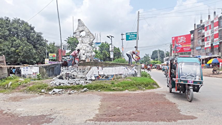 ঝিনাইদহে বীরশ্রেষ্ঠ হামিদুর রহমানের ভাস্কর্যটি ভেঙে ফেলা হচ্ছে। ছবি: স্টার