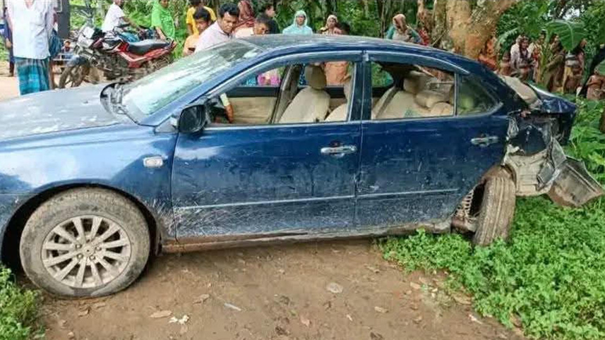 ট্রেনের ধাক্কায় দুমড়ে-মুচড়ে যাওয়া প্রাইভেটকারটি। ছবি: স্টার 