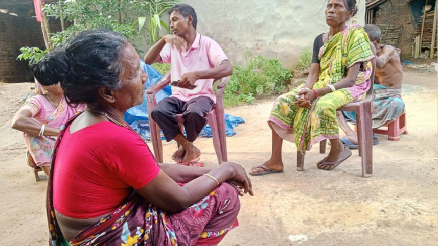 মৃত আরতি মুন্ডার স্বজনরা। ছবি: স্টার