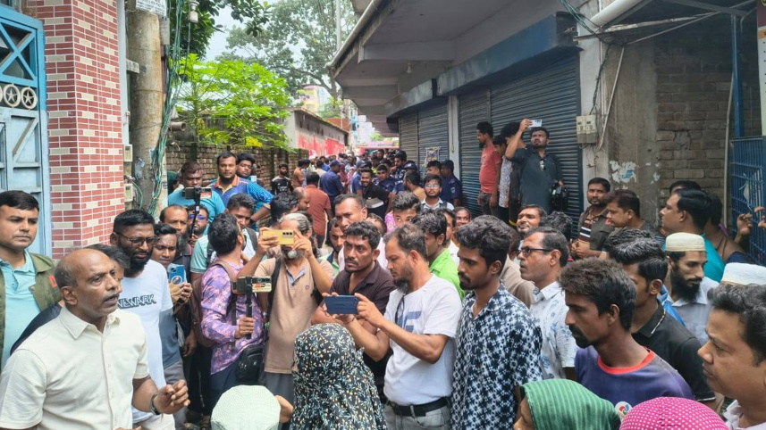 যশোর-৪ আসনে জামায়াতের এমপি গোলাম রসুলের বাড়ির সামনে স্থানীয়রা। ছবি: স্টার
