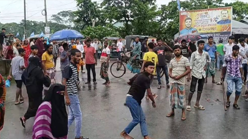  এক আসামির মৃত্যুর গুজবে  থানায় হামলা করে বিক্ষুব্ধরা। ছবি: সংগৃহীত