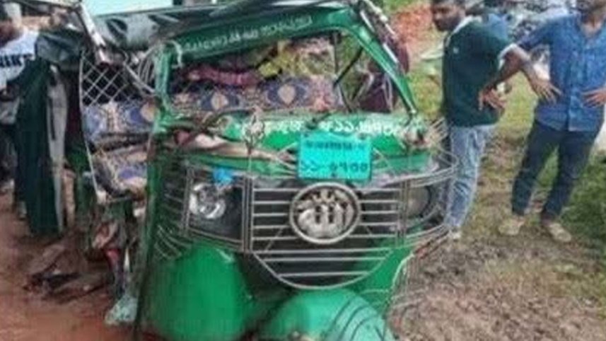 দুর্ঘটনাকবলিত অটোরিকশাটি। ছবি: স্টার