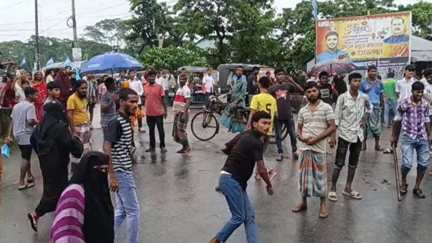 বৃহস্পতিবার বরিশালের আগৈলঝাড়া থানায় এক আসামির মৃত্যুর গুজবে থানায় হামলা করে বিক্ষুব্ধরা। ছবি: স্টার