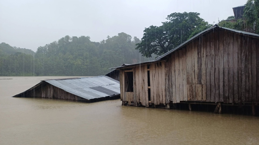 ভারী বর্ষণ ও পাহাড়ি ঢলে বান্দরবানে ভয়াবহ বন্যা পরিস্থিতির সৃষ্টি হয়েছে। ছবি: স্টার