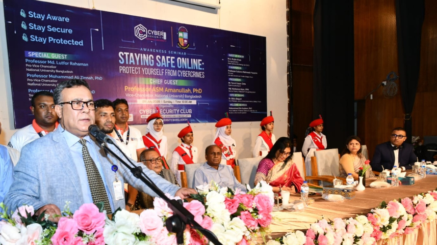 সাইবার সিকিউরিটিবিষয়ক সেমিনারে প্রধান অতিথির বক্তব্য রাখছেন জাতীয় বিশ্ববিদ্যালয়ের উপাচার্য এ এস এম আমানুল্লাহ। আজ রোববার লালমাটিয়া সরকারি মহিলা কলেজেছবি: জাতীয় বিশ্ববিদ্যালয়ের সৌজন্যে