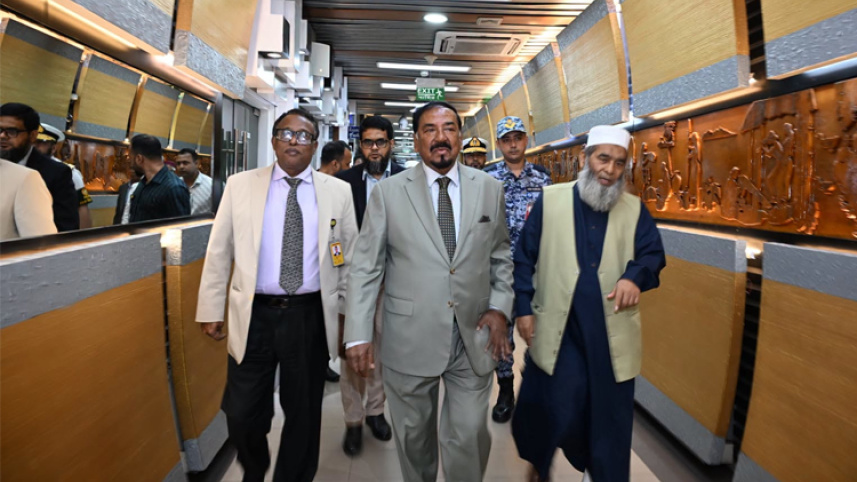 আয়াতুল্লাহ আলী খামেনির জানাজায় যোগ দিতে আজ সকালে তেহরানের উদ্দেশে ঢাকা ত্যাগ করেছেন জাতীয় সংসদের স্পিকার হাফিজ উদ্দিন আহমদ। ছবি: জাতীয় সংসদ ফেসবুক পেইজ