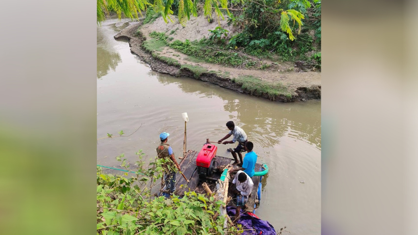 অবৈধভাবে বালু উত্তোলন করা হচ্ছে। ছবি: স্টার