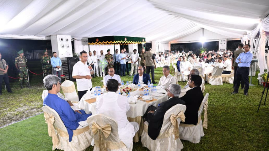 ফ্যাসিবাদ বিরোধী যুগপৎ আন্দোলনে শরিক নেতাদের সঙ্গে রাষ্ট্রীয় অতিথি ভবনে শুভেচ্ছা বিনিময় করেন প্রধানমন্ত্রী তারেক রহমান। ছবি : পিএমও