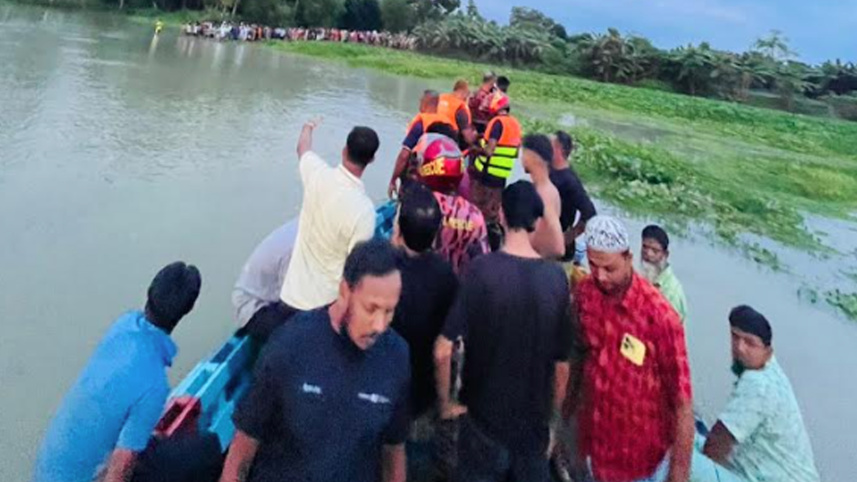   নিখোঁজদের উদ্ধারে অভিযান চালাচ্ছেন ফায়ার সার্ভিসের সদস্যরা। ছবি: স্টার