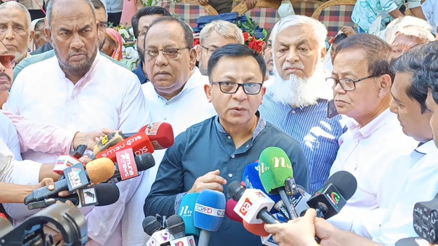 সাংবাদিকদের সঙ্গে কথা বলছেন বাণিজ্যমন্ত্রী খন্দকার আব্দুল মুক্তাদির। ছবি: স্টার