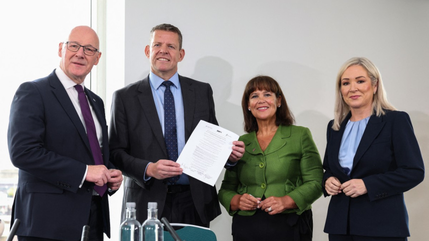 স্কটল্যান্ডের ফার্স্ট মিনিস্টার ও জাতীয়তাবাদী স্কটিশ ন্যাশনাল পার্টির (এসএনপি) নেতা জন রামসে সুইনি, ওয়েলসের ফার্স্ট মিনিস্টার ও জাতীয়তাবাদী প্লাইড কাম্‌রি দলের নেতা রিন অ্যাপ ইয়োরওয়ার্থ, উত্তর আয়ারল্যান্ডের জাতীয়তাবাদী শিন ফেইন দলের প্রেসিডেন্ট ম্যারি ল্যু ম্যাকডোনাল্ড এবং  একই দলের ভাইস প্রেসিডেন্ট ও দেশটির ফার্স্ট মিনিস্টার মিশেল ও’নিল । ছবি: এএফপি