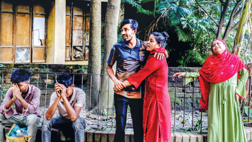 Family-members-mourn-the-death