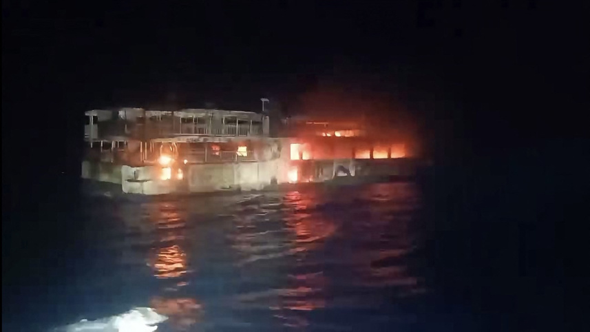 ফিলিপাইনের পালাওয়ান প্রদেশের একটি পর্যটনকেন্দ্রের কাছে ফেরিতে আগুন লেগে অন্তত পাঁচজনের মৃত্যু হয়েছে। ছবি: এএফপি