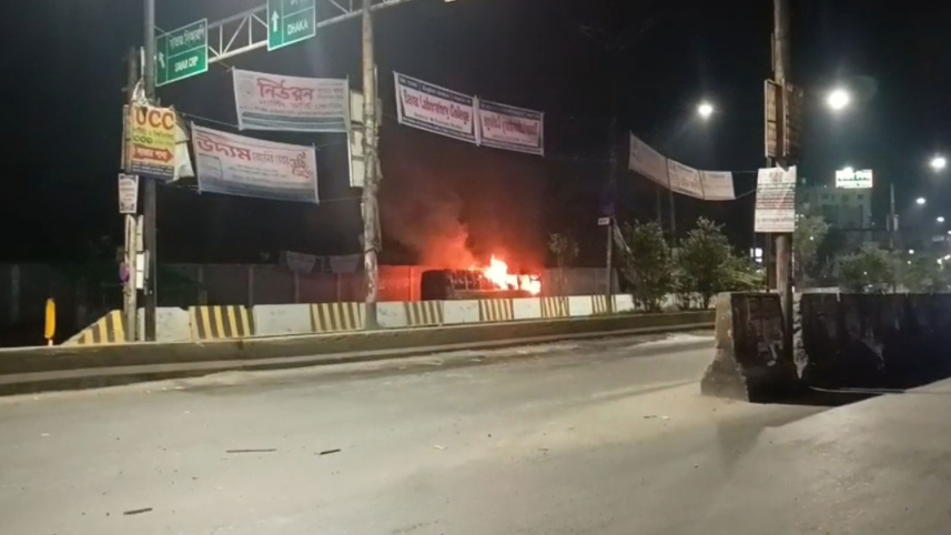 বাসে আগুন