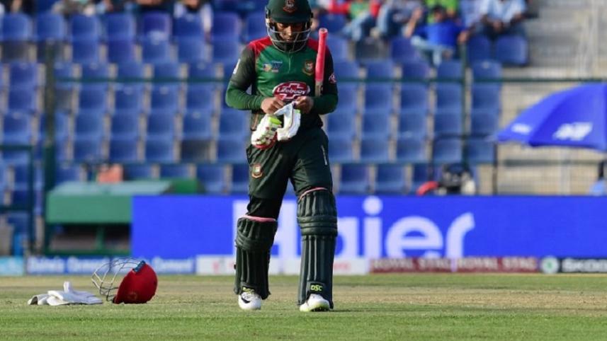 রান আউট হয়ে ফিরছেন মুশফিকুর রহিম