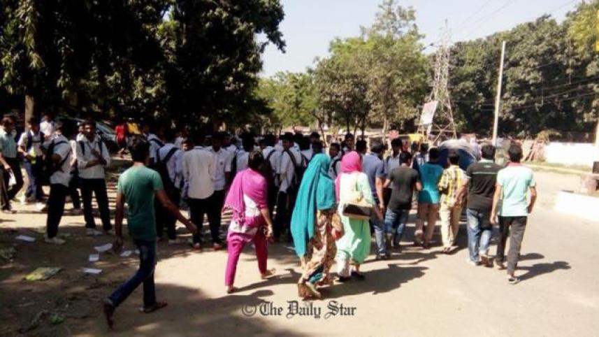 যমজ দুই বোনের ওপর হামলার প্রতিবাদে শিক্ষার্থীদের বিক্ষোভ। স্টার ফাইল ফটো।