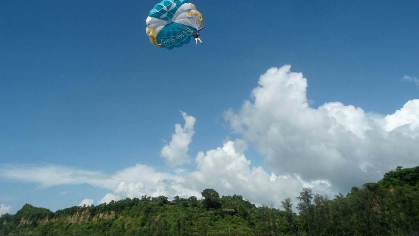 parasailing_2.jpg