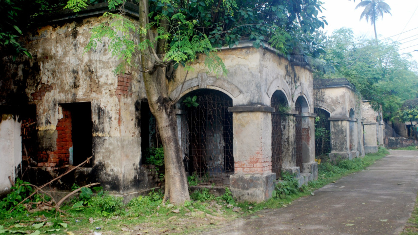 benapole_-garbage_piles_and_mosquito_breeding_grounds_in_the_abandoned_building_of_jashore_general_hospital_-10.12.21.jpg