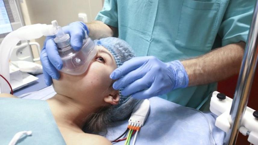 _77476994_c0196249-anaesthetist_preparing_patient_for_surger-spl.jpg