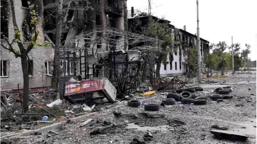 লিসিচানস্কের আবাসিক এলাকার ধংসযজ্ঞ। ছবি: এপি
