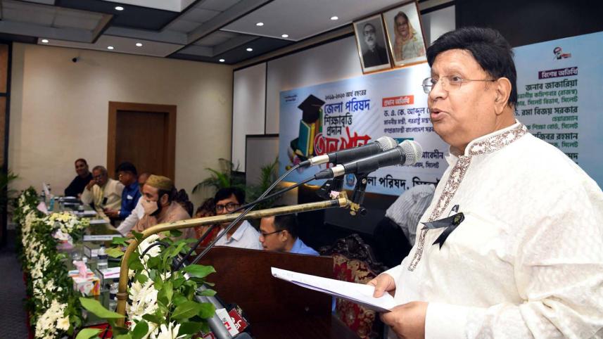 এ কে আব্দুল মোমেন