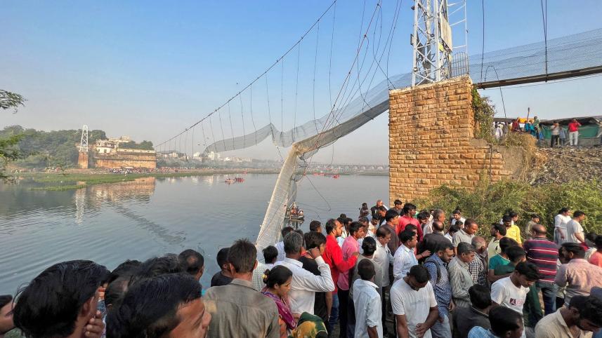 ভারতের গুজরাট প্রদেশে ধসে পড়া সেতুর সামনে উদ্ধারকার্যক্রম চলছে। ছবি: রয়টার্স