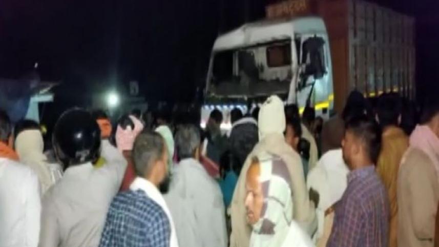 ভারতের বিহার রাজ্যের বৈশালী জেলার ধর্মীয় শোভাযাত্রায় একটি দ্রুতগামী ট্রাক উঠে পড়ে নারী-শিশুসহ অন্তত ১২ জন নিহত হয়েছেন। ছবি: এএনআই'র সৌজন্যে 