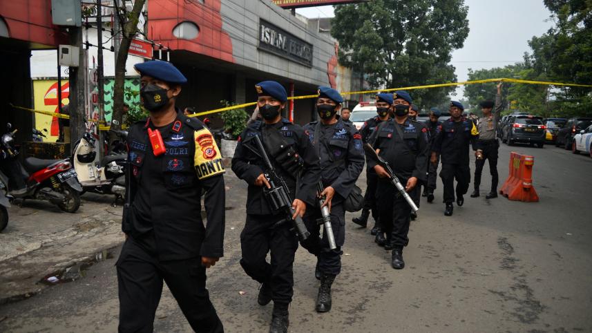 বানদুং এর আসতানা আনিয়ার থানার বাইরে পুলিশ প্রহরা দিচ্ছে। ছবি: রয়টার্স 