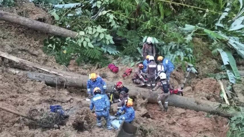 সেলাংগরে ভূমিধসের ঘটনার পর উদ্ধার কার্যক্রম চলছে। ছবি: এপি