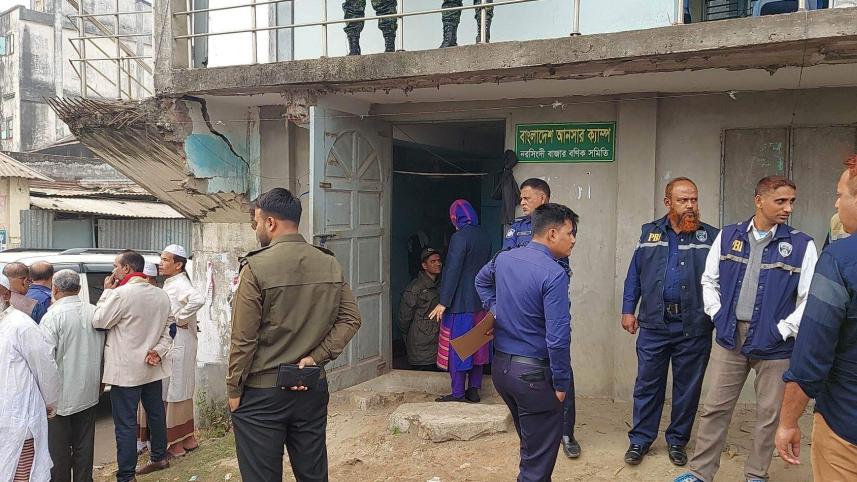 নরসিংদী আনসার ক্যাম্প থেকে অস্ত্র লুট