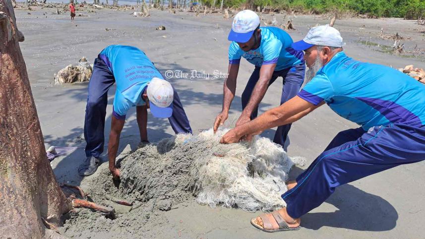 কুয়াকাটা সৈকতে অপচনশীল বর্জ্য