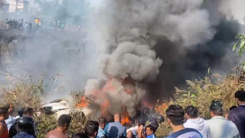 আজ রোববার ৭২ আরোহী নিয়ে একটি উড়োজাহাজ নেপালে বিধ্বস্ত হয়েছে। ছবি: কাঠমান্ডু পোস্ট, অরুণ তামু