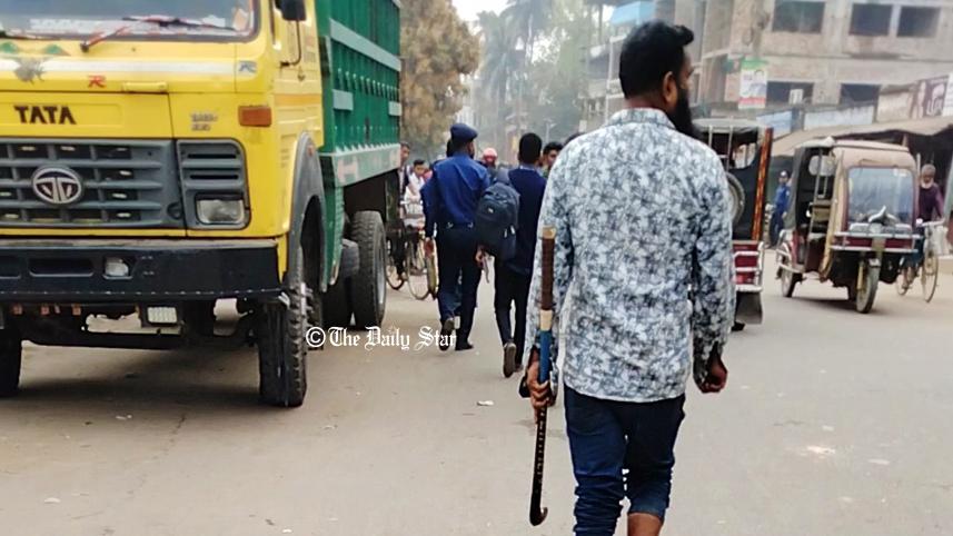 শহীদ মিনারে ফুল দেওয়াকে কেন্দ্র করে বিএনপি-ছাত্রলীগ ধাওয়া পাল্টা ধাওয়া, আহত ৬