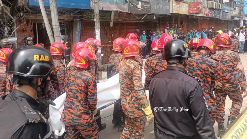 dead-body-from-collapsed-building-of-gulistan_ds.jpg