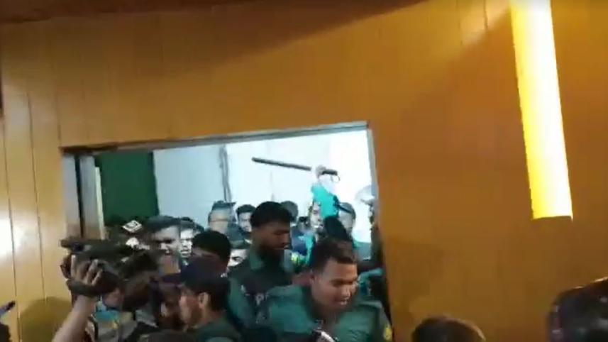 সুপ্রিম কোর্টে আইনজীবী সমিতির নির্বাচনে পুলিশের হামলায় ১০ সাংবাদিক আহত