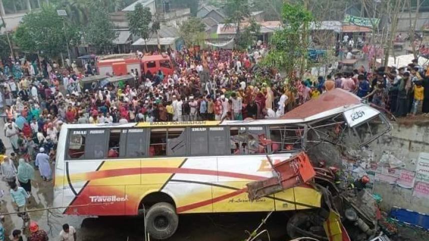 আহত ১২ জনকে পাঠানো হলো ঢামেকে, ১৭ মরদেহ শিবচর স্বাস্থ্য কমপ্লেক্সে