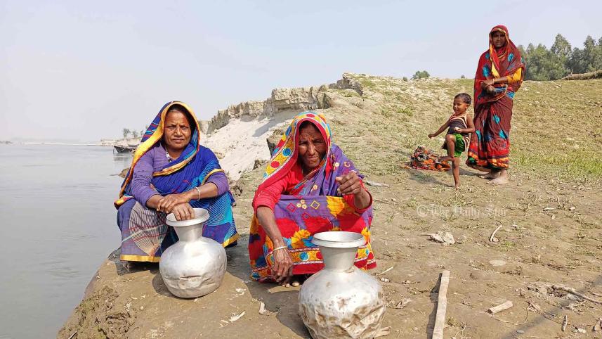 নদীর পানিতে রান্না