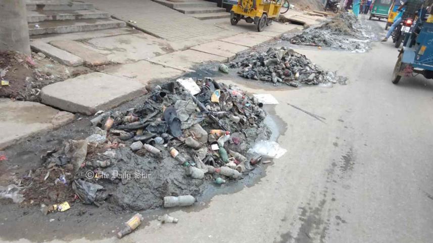 ড্রেনে প্লাস্টিক বোতল