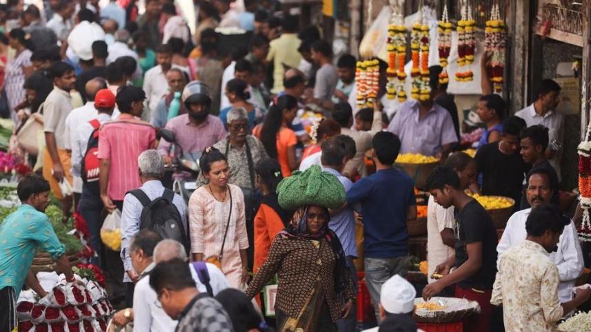 ভারতের মুম্বাইয়ের একটি ব্যস্ত বাজারের চিত্র। ছবি: রয়টার্স