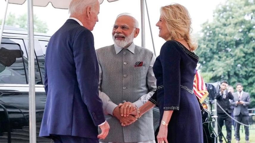 ভারতের প্রধানমন্ত্রী নরেন্দ্র মোদিকে হোয়াইট হাউজে স্বাগত জানান জিল ও জো বাইডেন। ছবি: রয়টার্স