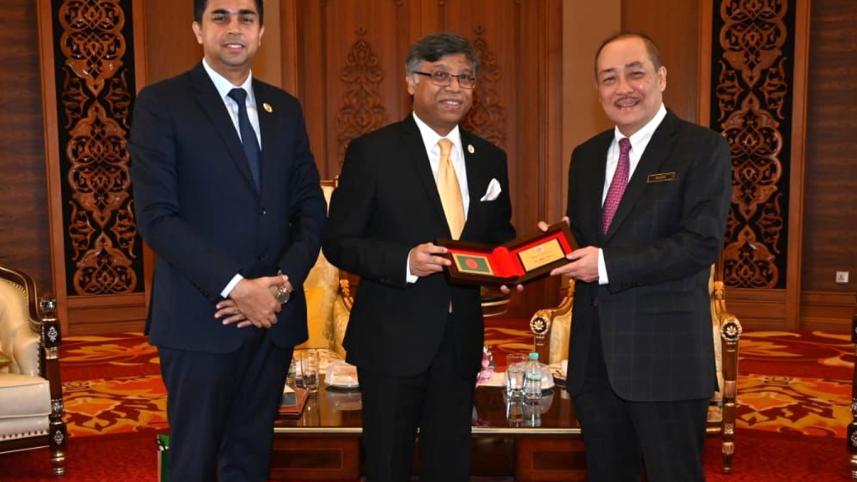 সাবাহ রাজ্যের মূখ্যমন্ত্রী পাংলিমা হাজি হাজিজি নূরের সঙ্গে বাংলাদেশের হাইকমিশনার মো. গোলাম সরোয়ার। ছবি সংগৃহীত
