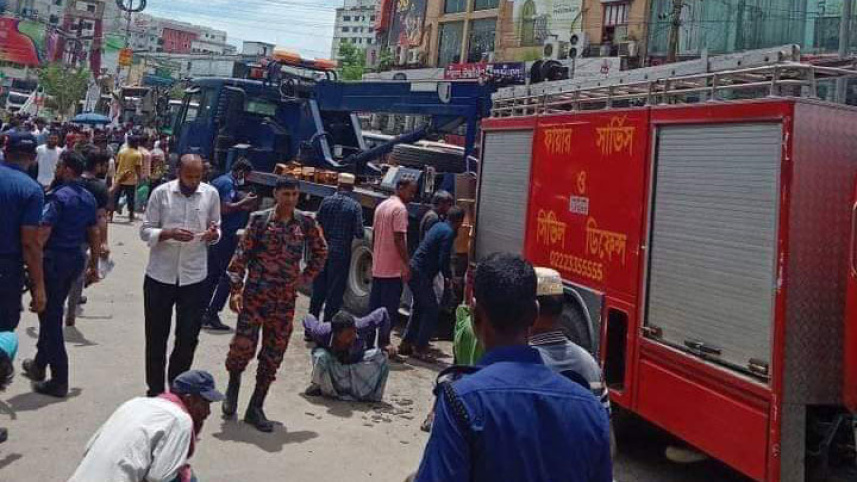 আগুন নেভাতে যাওয়ার সময় দুর্ঘটনায় ফায়ার সার্ভিসের গাড়িচালকসহ নিহত ২