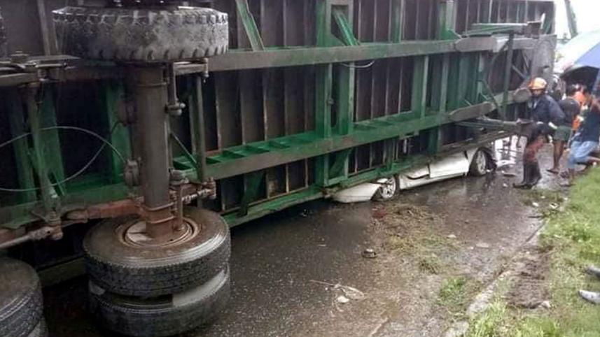 প্রাইভেটকারের ওপর পড়ল কনটেইনারবাহী লরি, ৩০ মিনিট পরে জীবিত উদ্ধার ৫