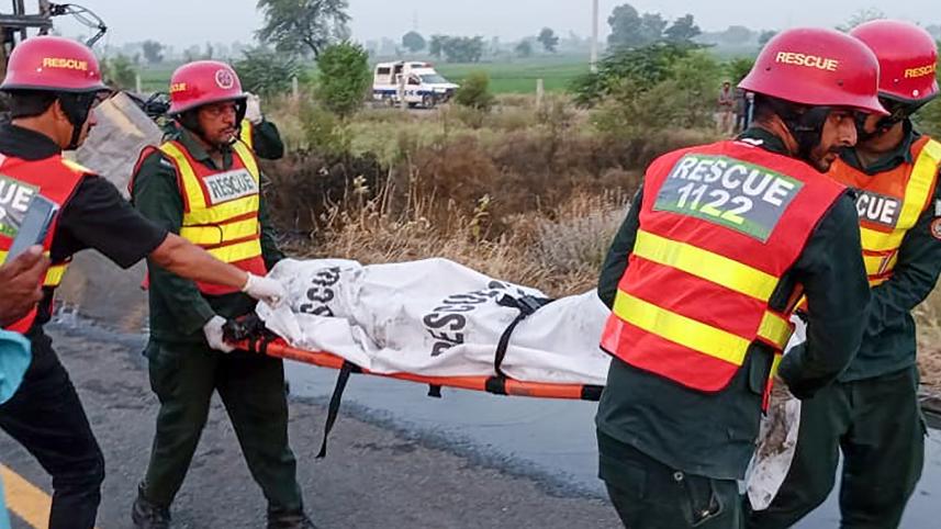 পাকিস্তানে দুর্ঘটনা কবলিত বাস থেকে এক নিহত যাত্রীর মরদেহ উদ্ধার করা হচ্ছে। ছবি: এএফপি/পাকিস্তান রেসকিউ সার্ভিস