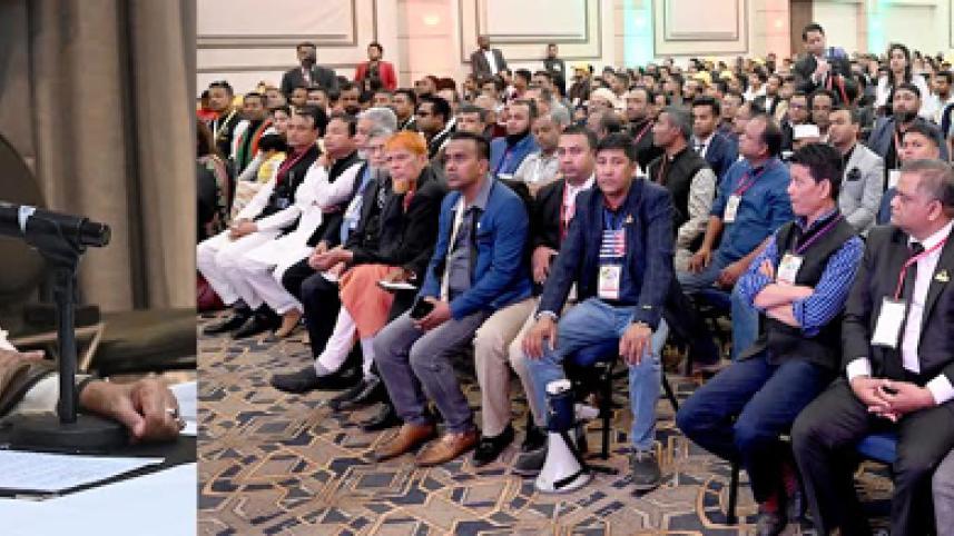 বৃহস্পতিবার দক্ষিণ আফ্রিকায় প্রবাসী বাংলাদেশিদের দেওয়া এক নাগরিক সংবর্ধনা অনুষ্ঠানে বক্তব্য দেন প্রধানমন্ত্রী শেখ হাসিনা। ছবি: বাসস