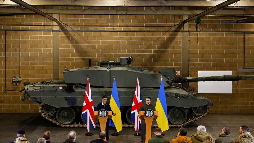 জেলেনস্কিকে ১৪টি চ্যালেঞ্জার ট্যাংক পাঠান রিশি সুনাক। ছবি: এএফপি