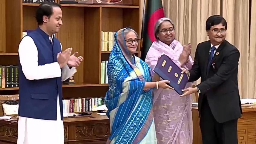 প্রধানমন্ত্রীর কাছে এইচএসসি-সমমানের রেজাল্ট হস্তান্তর