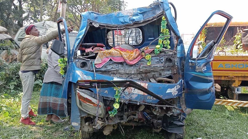 গাছের সঙ্গে ধাক্কা লেগে মাছবাহী পিকআপের তিন জন নিহত হয়েছেন